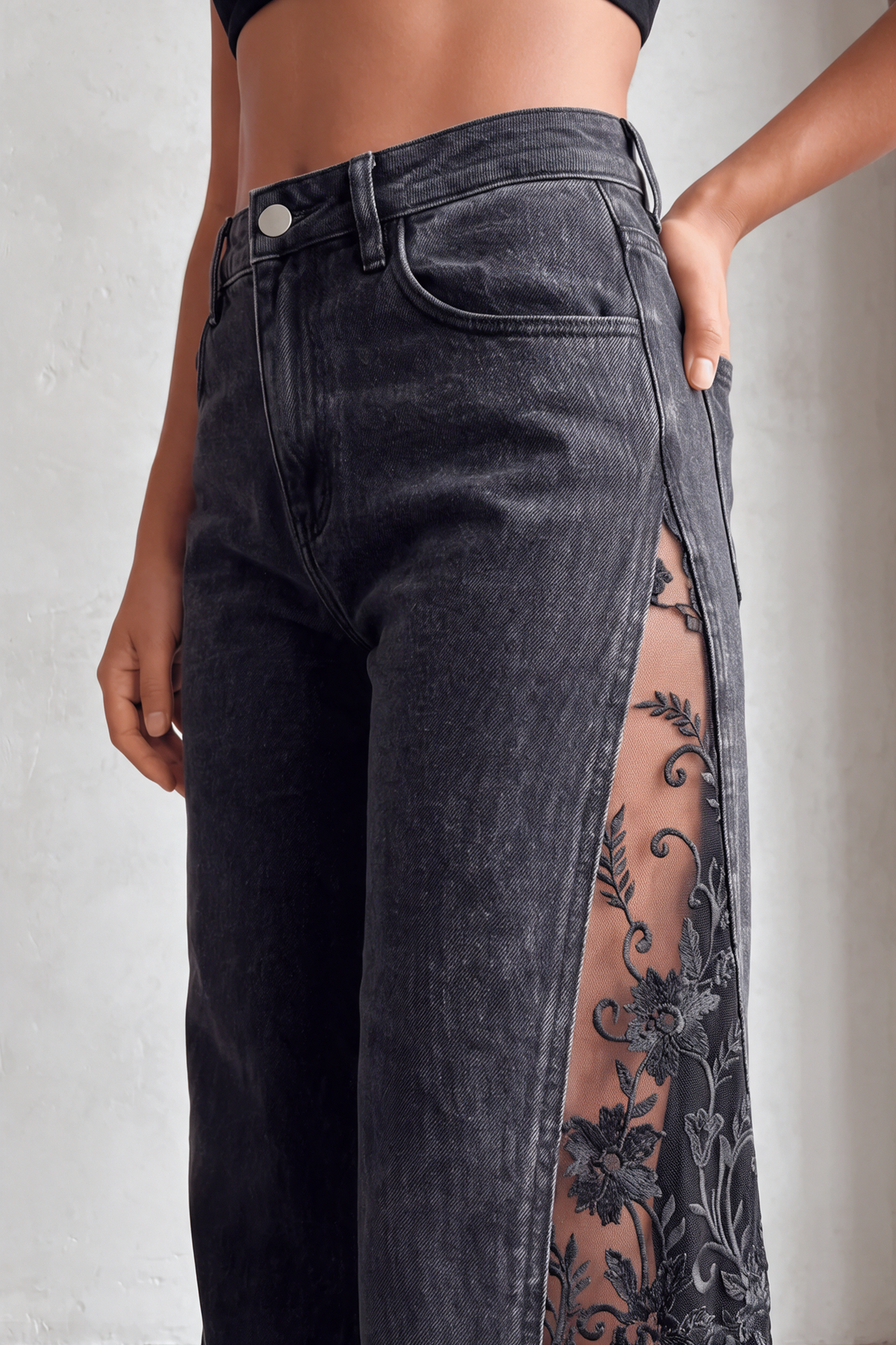 Midnight Bloom Floral Lace Jeans mit handgefertigten Spitzendetails