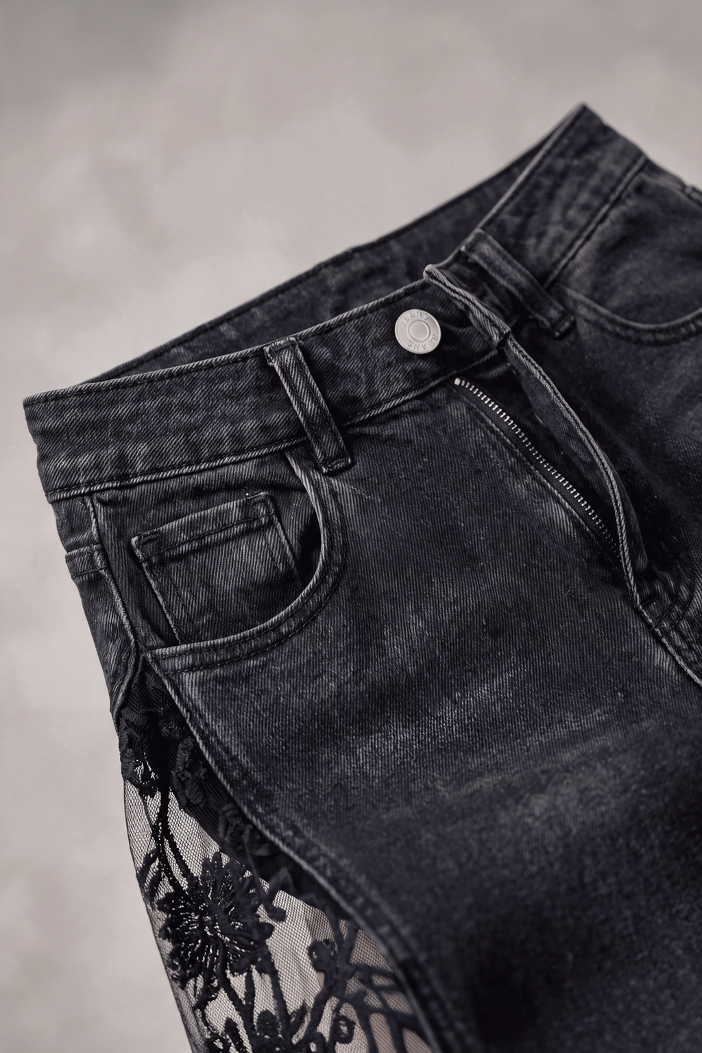 Midnight Bloom Floral Lace Jeans mit handgefertigten Spitzendetails