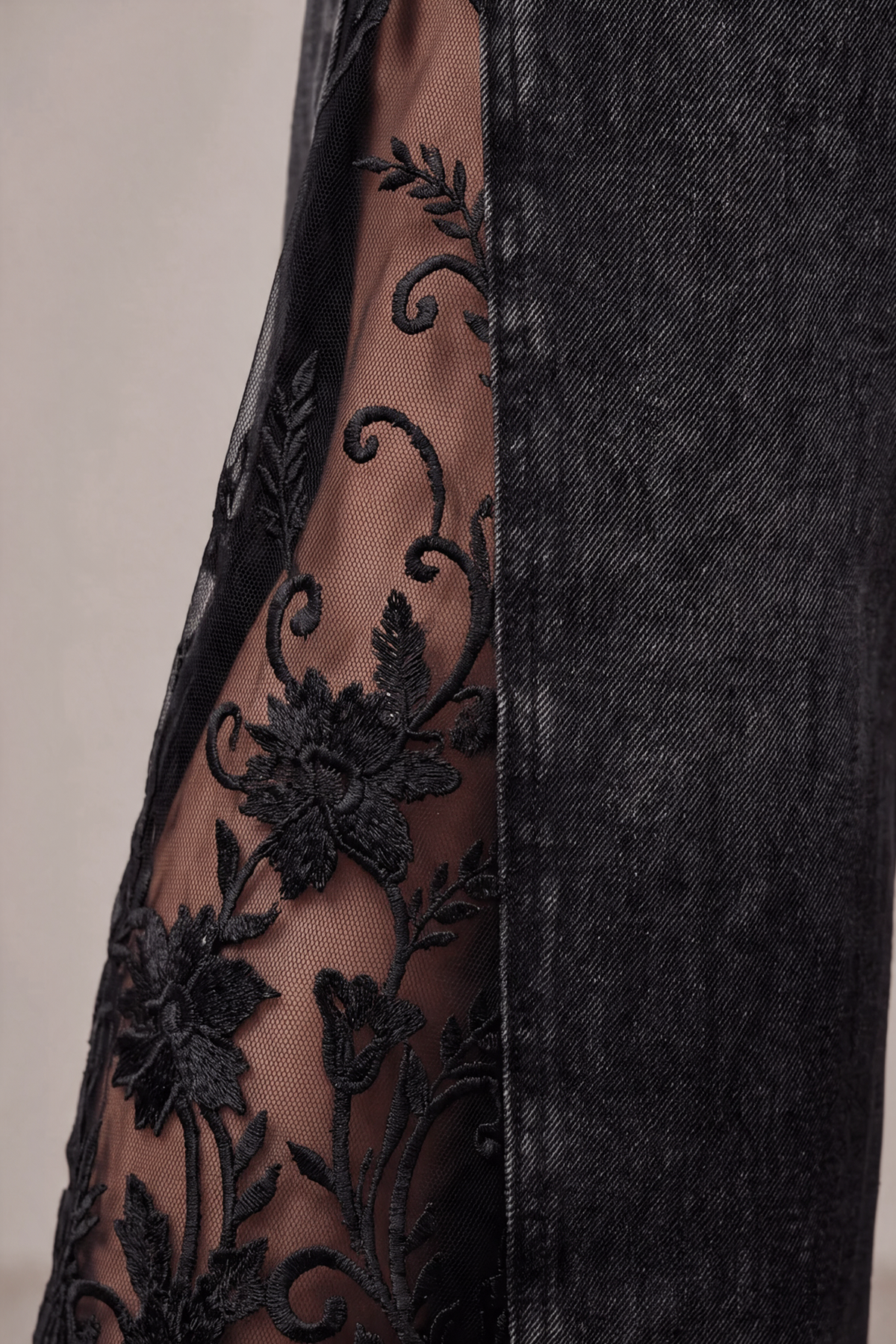 Midnight Bloom Floral Lace Jeans mit handgefertigten Spitzendetails